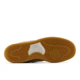 Championes New Balance Numeric 480 color beige, confeccionados en gamuza con detalles en cuero sintético. Presentan el logo N en los laterales, suela de goma color caramelo y diseño inspirado en el calzado de baloncesto clásico.