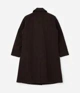 Sobretodo marrón de corte largo, con cuello de solapa, doble botonadura frontal y bolsillos con solapa en los laterales.