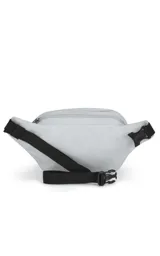 Riñonera negra de la marca JanSport, modelo Fifth Avenue, con parche frontal de la marca y cierres metálicos.