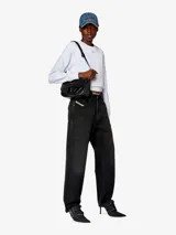 Bandolera Diesel modelo 1DR M, color blanco, confeccionada en cuero vacuno liso. Presenta una solapa con una placa metálica esmaltada del logo D ovalado. Incluye correa ajustable para llevar al hombro o cruzada, compartimento principal amplio y dos secciones planas internas.