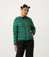 Campera puffer roja, ligera, de poliamida, con capucha y bolsillos con cremallera. Incluye bolsa para guardarla.