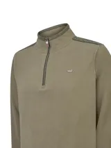 Buzo polar de hombre Roots RKF, color verde militar, con cuello alto, medio cierre frontal y detalles de aplicaciones en contraste en hombros y cuello. Cuenta con bordado sutil en el pecho.
