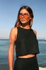 Top corto de lino con escote cerrado y corte recto, sin mangas.