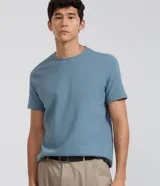 Remera de manga corta color celeste, con cuello redondo, corte slim y textura acanalada de la marca Marfinno.