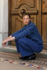 Pantalón de jean de corte recto y tiro alto, confeccionado en denim azul con una textura sutil de pequeños puntos en relieve.