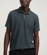 Camisa polo Marfinno de corte regular para hombre, de color negro con diseño texturizado, manga corta y cuello con cierre de botones.