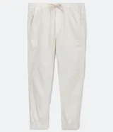 Pantalón jogger color crudo, de sarga, con cintura elástica ajustable con cordón y bolsillos laterales.