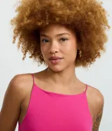 Blusa fucsia sin mangas confeccionada en algodón y elastano, con escote halter recto y tirantes finos elásticos.