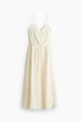 Vestido midi de color blanco con textura arrugada, escote en V, breteles finos y detalle drapeado en el busto.
