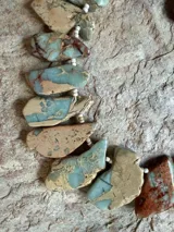 Collar de piedras naturales de jaspe en tonos verde agua, celeste, arena y terracota, con cuentas separadoras claras.