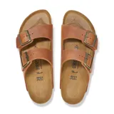 Sandalia Birkenstock modelo Arizona de dos correas ajustables con hebillas metálicas, plantilla anatómica de corcho y suela de goma.