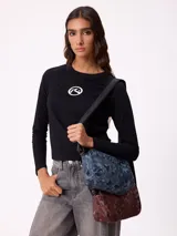 Riñonera Rusty con diseño de camuflaje en tonos marrones. Cuenta con cierre principal, bolsillo frontal con cierre y correa ajustable con logo de la marca.