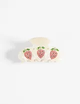 Broche para el pelo color crema con tres frutillas decoradas con strass rojos y verdes.
