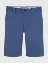 Bermuda azul de corte recto confeccionada en algodón elástico. Cuenta con dos bolsillos delanteros en diagonal y dos bolsillos traseros de ojal con botón.
