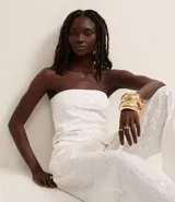 Top sin breteles de lentejuelas color blanco, con escote recto y lazo fruncido en el lateral.