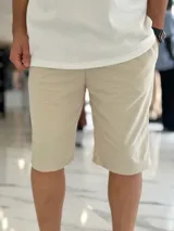 Bermuda deportiva de corte baggy y estilo jogging, en color beige, con bolsillos laterales y cintura elástica.