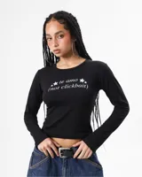 Remera negra de manga larga con cuello redondo y estampado frontal con la frase "te amo (not clickbait)" en color blanco.