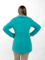 Abrigo rojo de lana con cuello amplio, solapas grandes, cierre con dos botones y bolsillos laterales.