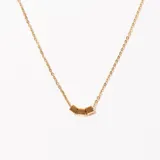 Collar dorado con cadena de eslabones y tres dijes cúbicos.