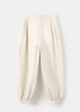 Pantalones vaqueros de tiro medio, estilo balloon con diseño crop y largo tobillero. Presentan detalle de pinzas, cierre de gancho y cremallera, dos bolsillos laterales y puños elásticos en los tobillos.
