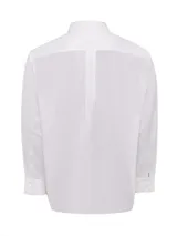 Camisa de vestir blanca con finas rayas verticales rosadas, corte regular, manga larga y cuello italiano. Tiene bolsillo en el pecho con logo bordado de la marca.