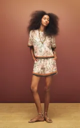 Short estampado Le Lis Blanc, modelo Alice, de tiro alto con cintura elástica y detalles de franjas en contraste en el ruedo.