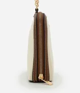 Cartera bandolera pequeña con estampado de rayas verticales en tonos beige y blanco, con detalles en marrón. Tiene cierre de cremallera, asa de cadena dorada y correa de cuero sintético marrón.