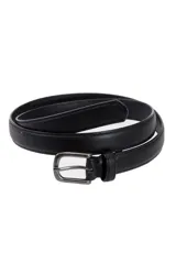 Cinto negro de cuero con hebilla metálica rectangular y presilla.