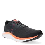 Championes de running New Balance modelo Fresh Foam Arishi V4, color negro con detalles en naranja y blanco. Presentan capellada de malla transpirable, logo lateral con diseño estampado y entresuela con tecnología Fresh Foam para mayor amortiguación.