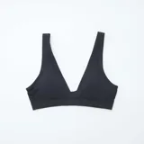 Pack de dos bralettes de microfibra acanalada, uno blanco y otro negro, sin costuras y con breteles anchos.