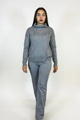 Polera de cuello alto y manga larga, confeccionada en tejido de punto de algodón con textura sutil. Presenta un corte recto con aberturas laterales en el ruedo.