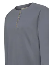 Sweater de punto color gris, con cuello redondo y cierre frontal parcial con botones de madera. Presenta mangas largas con puños ajustados y un calce regular.