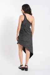 Vestido corto de tejido con brillo, diseño asimétrico de un solo hombro y dobladillo en punta.