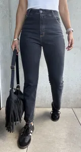 Jean negro de corte recto con lycra, tiro medio y largo a los tobillos.
