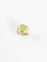 Anillo plateado de acero quirúrgico hipoalergénico con forma irregular y piedra central color verde lima. Talle 17 ajustable.