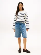 Remera de manga larga color blanco con rayas horizontales azul marino, cuello barco y botones dorados en los hombros.