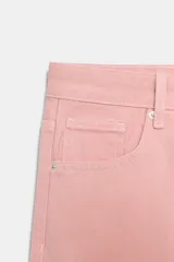 Jeans de tiro bajo con corte holgado, cinco bolsillos y bajo con vuelta. Cierre frontal con cremallera y botón metálico.