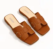 Sandalias planas de mujer, color marfil, con diseño de tiras anchas en forma de 'H' sobre el empeine y punta cuadrada.