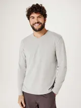 Camiseta de manga larga color gris melange, con escote en V.