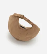 Gorra de béisbol color marrón claro, confeccionada en gamuza sintética, con visera curva y ajuste trasero.