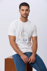 Remera de algodón de calce clásico y cuello redondo, con estampado frontal de temática surf con colores pasteles.