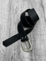 Cinto negro de cuero sintético con hebilla plateada con textura.