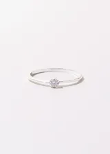 Anillo fino plateado con un punto de luz engarzado.