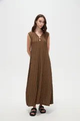 Vestido midi sin mangas de poliéster, color beige con rayas verticales negras, cuello en V y detalle de argolla metálica en el escote.