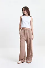 Pantalón de felpa negro con cintura elastizada ajustable, bolsillos laterales y corte acampanado.