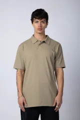 Chomba de algodón color beige, con cuello polo clásico y cierre frontal de botones.