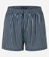 Pijama corto masculino confeccionado en mezcla de algodón, viscosa y elastano. Incluye una remera de manga corta, cuello redondo y bolsillo frontal con detalle listrado, combinada con un short de rayas finas y cintura elástica.