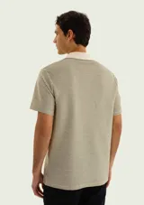Chomba de manga corta con diseño a rayas finas en tonos beige y verde militar, cuello tipo polo y tapeta con botones.