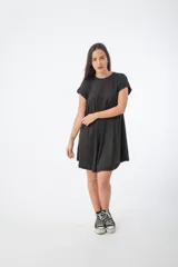 Vestido corto de algodón color fucsia, corte recto y mangas cortas.