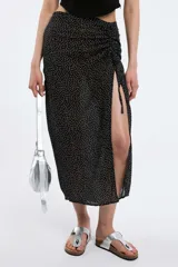 Pollera midi de viscosa con estampado animal print, frunce regulable y tajo frontal. Posee cierre invisible y cintura elastizada.
